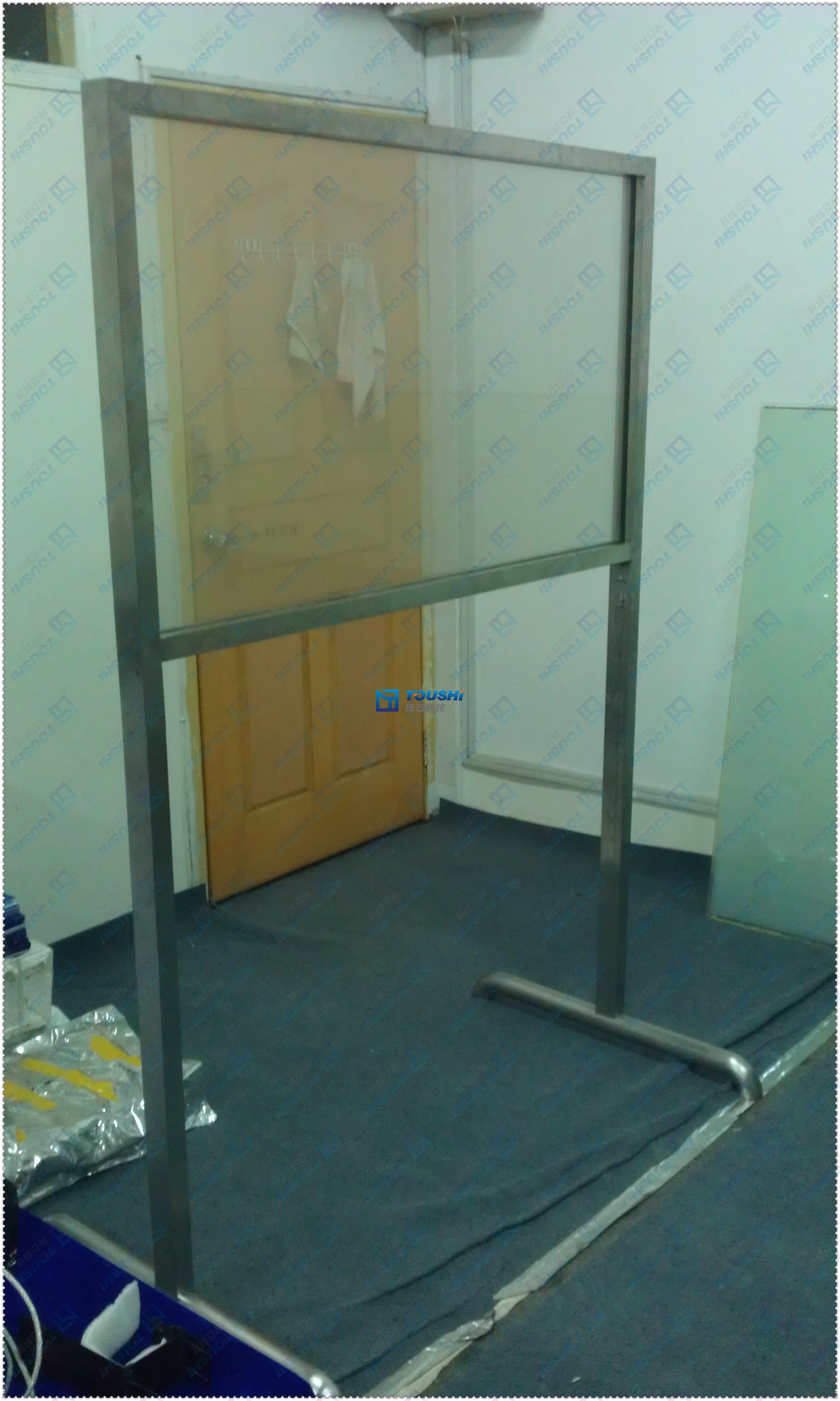 鴻國集團(tuán)透明多點(diǎn)觸控?cái)?shù)碼櫥窗