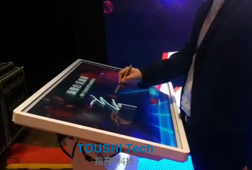 南京廣告力量走進喬恩暨新春聯(lián)誼會顏值識別機、簽名拼LOGO