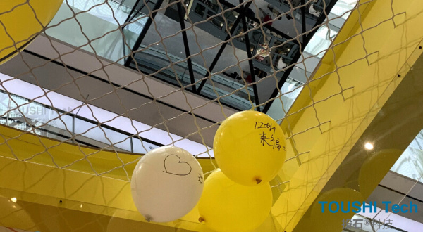 北京來福士購物中心12周年慶典氣球機(jī)械寫字裝置