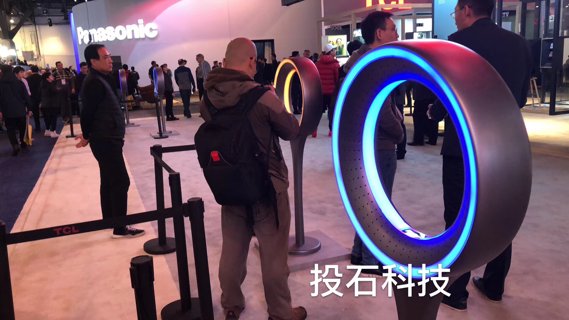 TCL集團(tuán)體感一體機(jī)手勢識別發(fā)光圈互動裝置