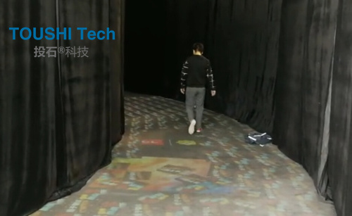 TCL C7曲面全面屏南京發(fā)布會走廊三通道地面LOGO互動投影裝置