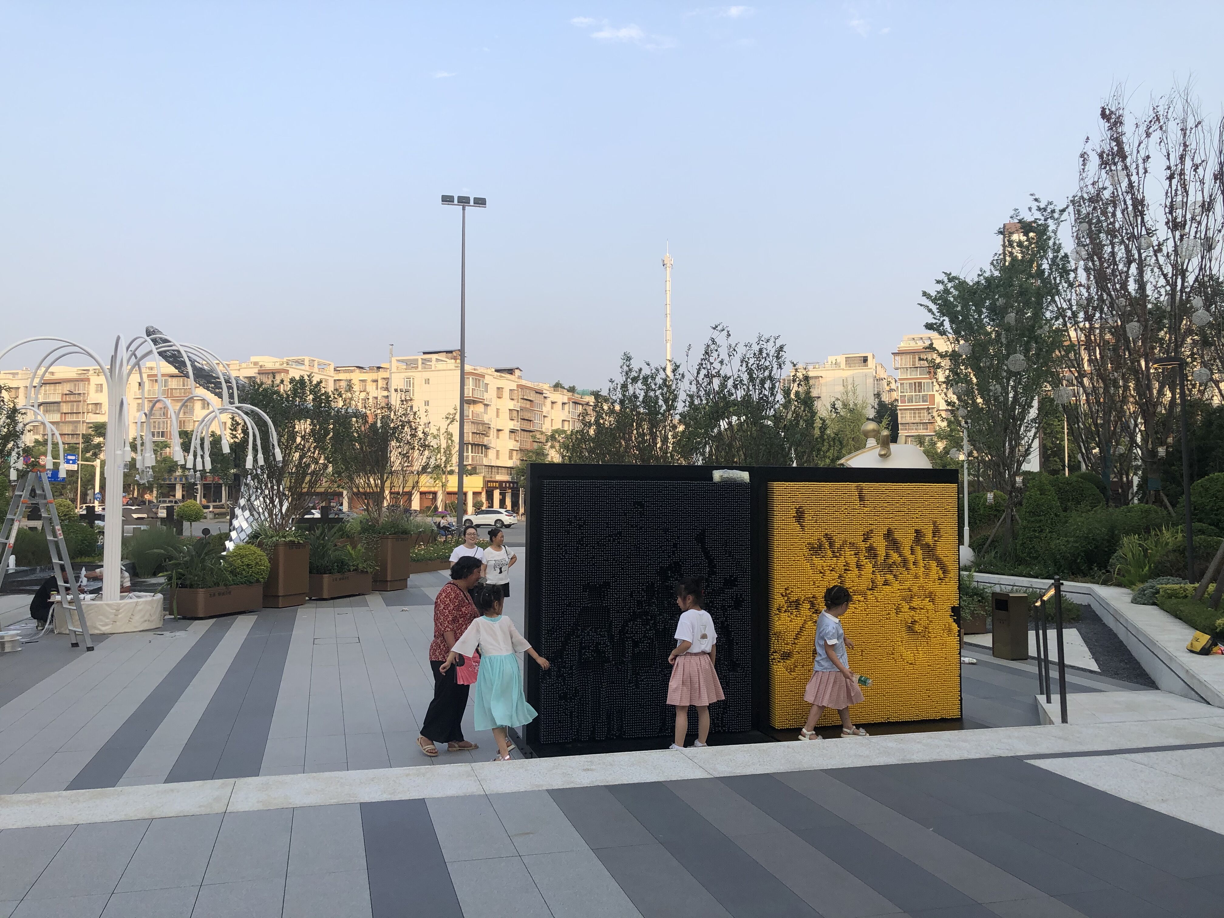 四川成都龍湖煥城售樓部煙泡樹、針雕互動裝置