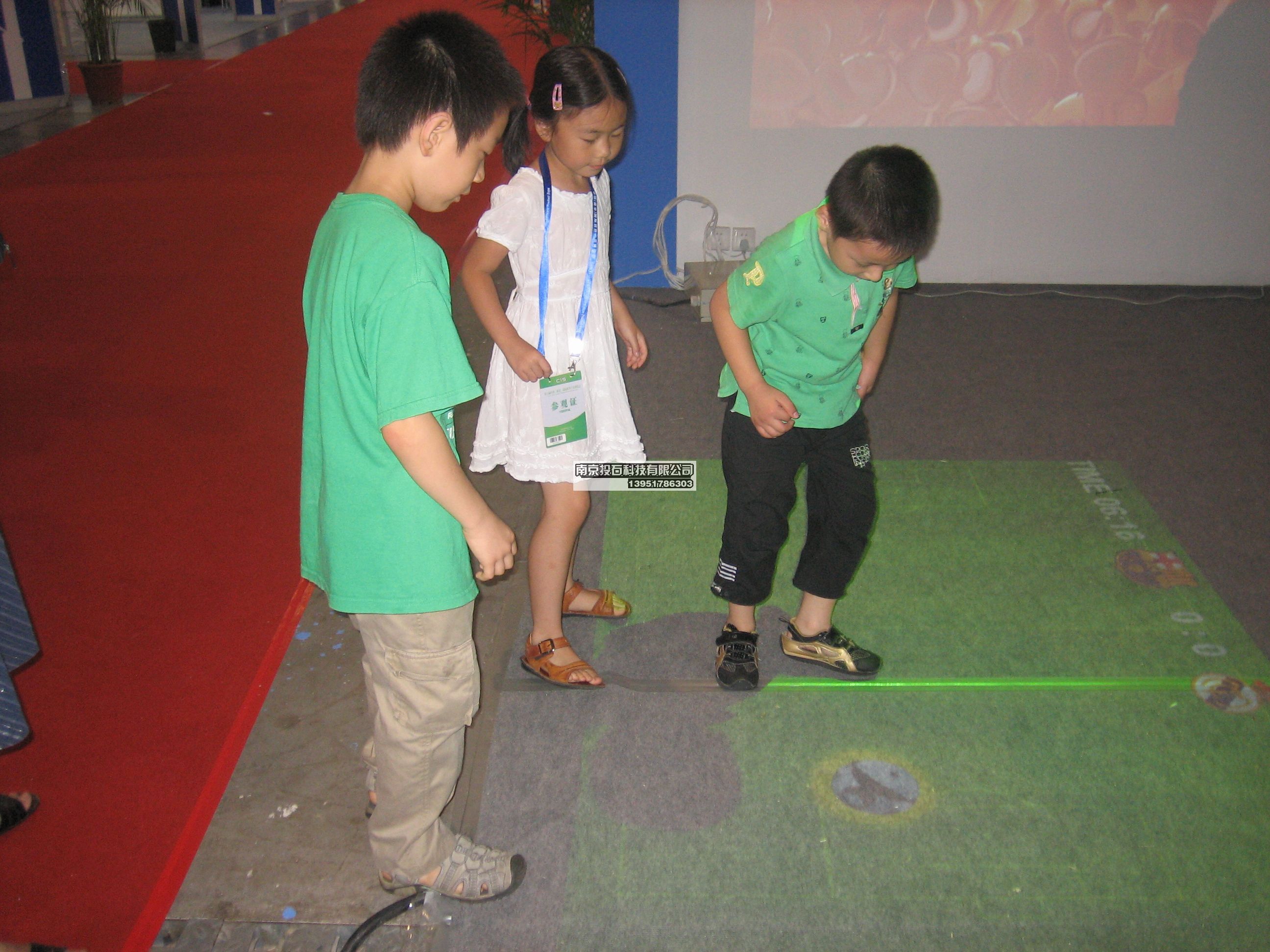 <a href=http://www.westyy.cn target=_blank class=infotextkey><a href=http://www.westyy.cn/products/1/ target=_blank class=infotextkey>地面互動(dòng)投影</a></a>足球游戲.JPG