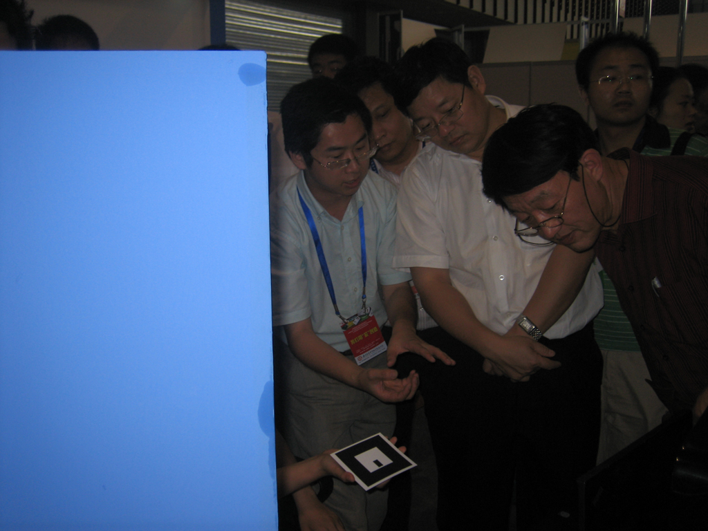 羅群副市長(zhǎng)觀看<a href=http://www.westyy.cn target=_blank class=infotextkey>增強(qiáng)現(xiàn)實(shí)</a>1.jpg