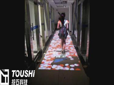 互動(dòng)紅毯，走紅毯，<a href=http://www.westyy.cn target=_blank class=infotextkey><a href=http://www.westyy.cn/products/1/ target=_blank class=infotextkey>地面互動(dòng)投影</a></a>，投石智能系統(tǒng).jpg