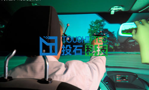 設計師通過一個感應設備來當&ldquo;手&rdquo;操控車內(nèi)設備_副本.jpg