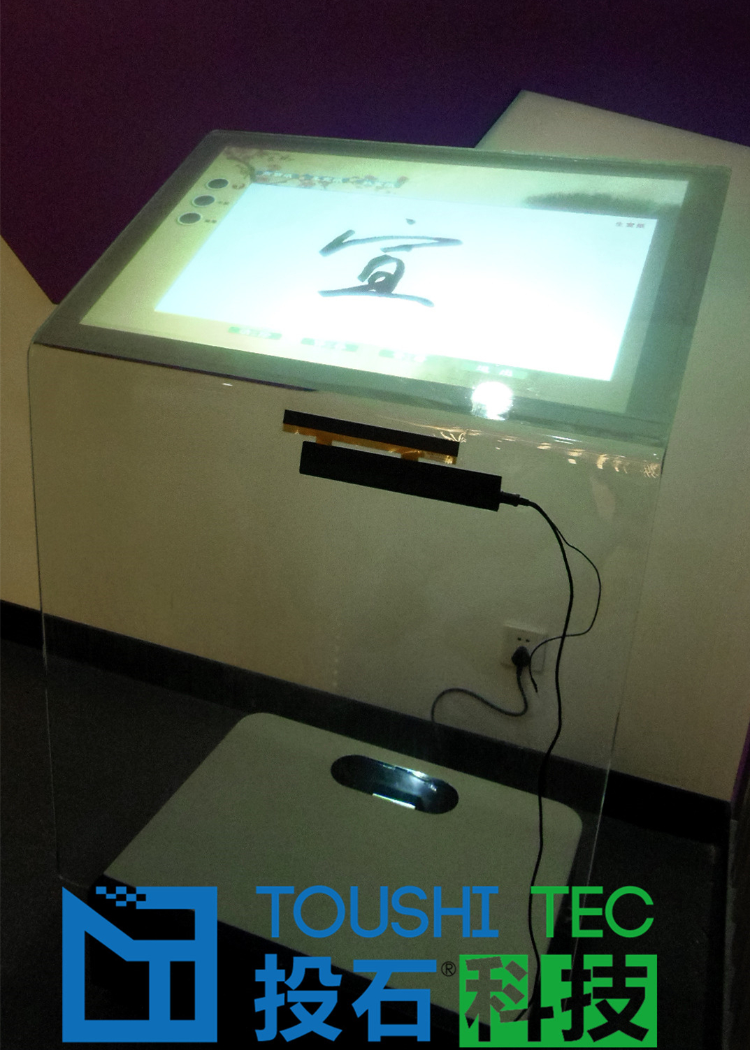 南京紫東創(chuàng)意園多媒體展廳總包案例水晶觸摸臺