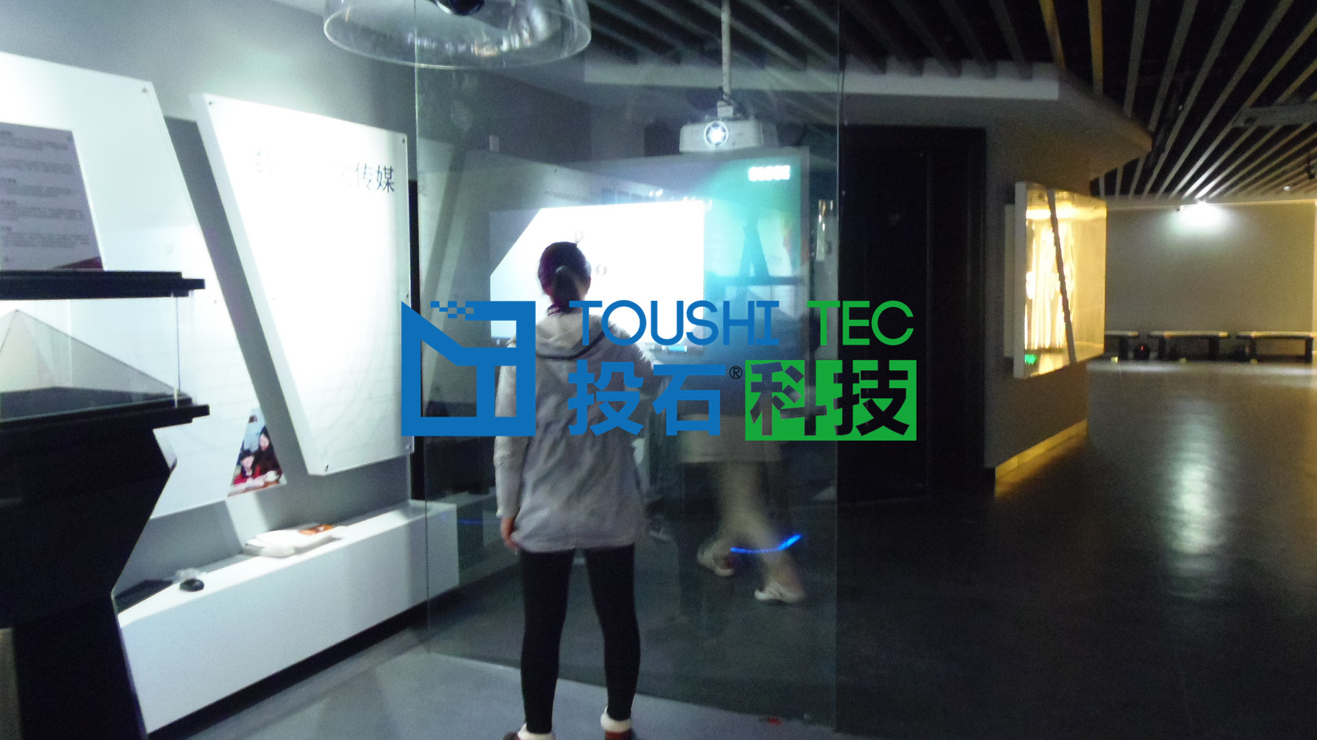 南京紫東創(chuàng)意園多媒體展廳總包案例魔法玻璃門